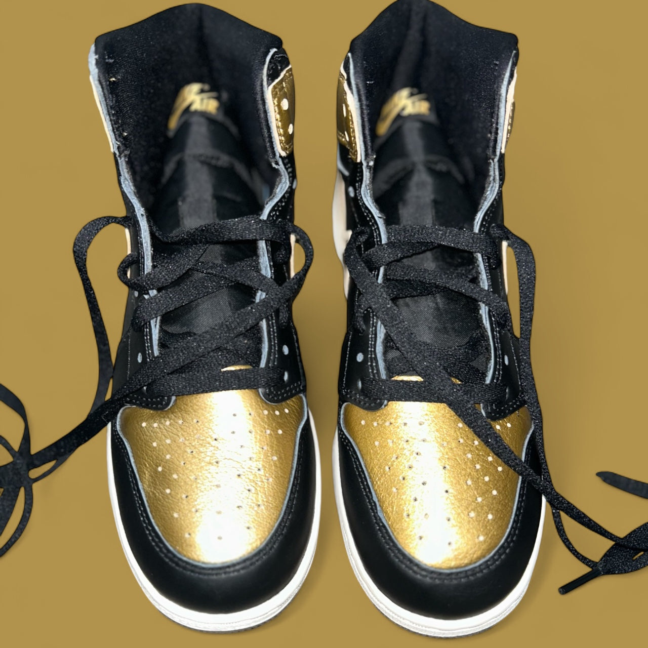 Air Jordan 1 Retro High OG 'Black
Gold'
