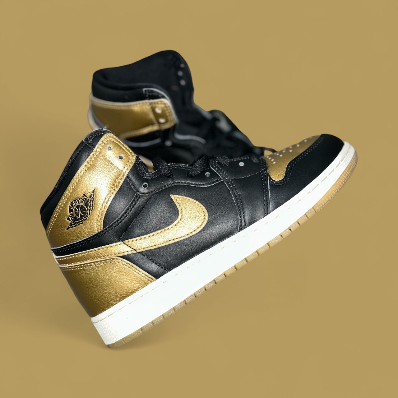 Air Jordan 1 Retro High OG 'Black
Gold'